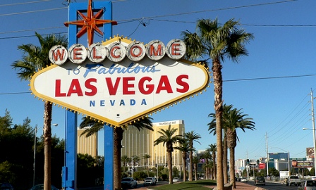 welcome to fabulous las vegas sign
